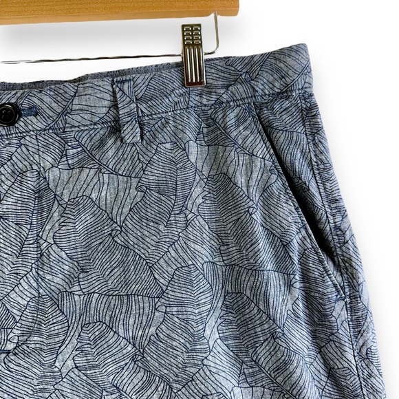 Banana Republic Mens Emerson Shorts 35 Blue‎ Leaf Print Travel Spring Break - Picture 6 of 12